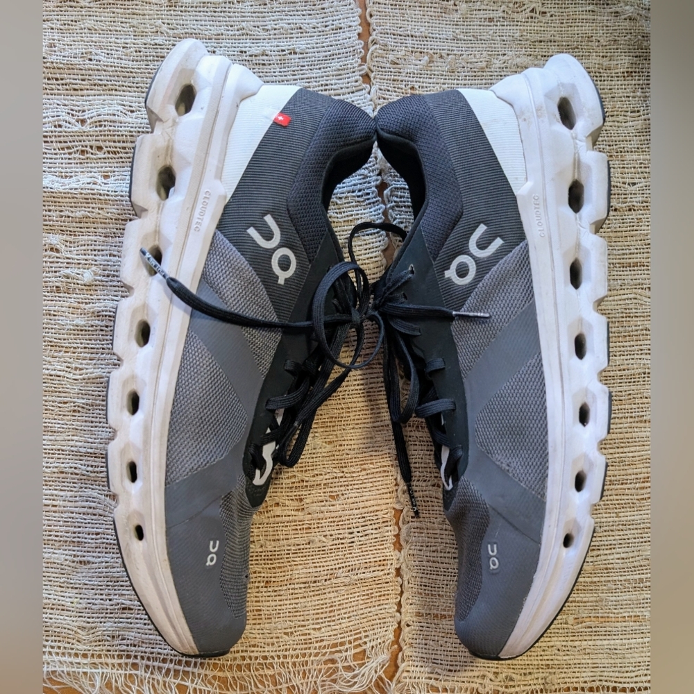 ON Running Cloud Runner Shoes in Eclipse/Frost READ